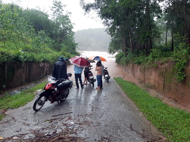 Lũ dâng tận nóc nhà, nhiều làng mạc chìm sâu trong nước - 4