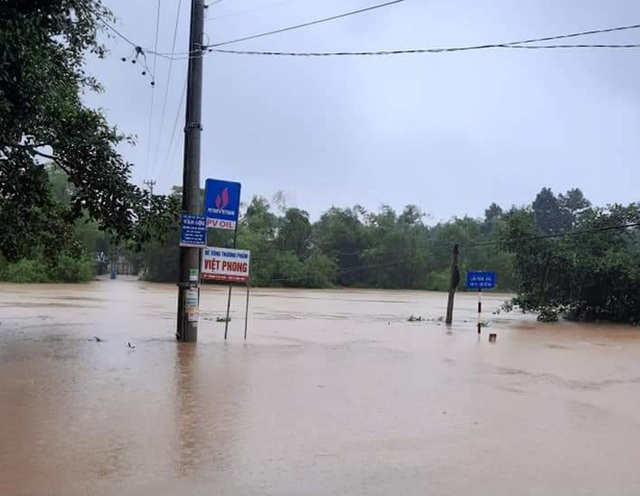 Lũ dâng tận nóc nhà, nhiều làng mạc chìm sâu trong nước - 7