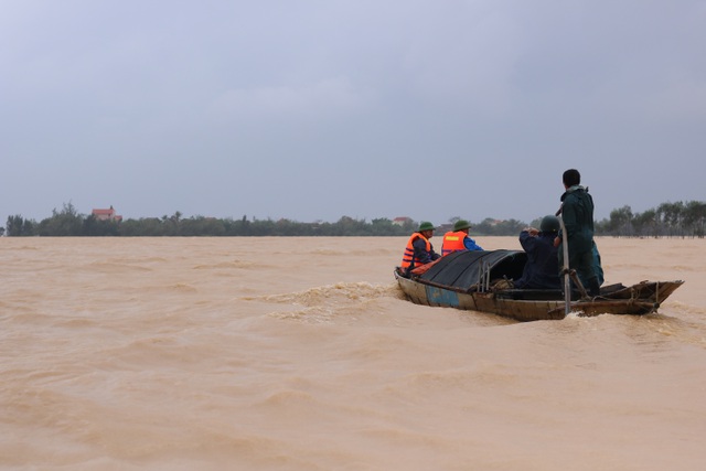 Lũ vẫn tiếp tục dâng, gần 13 ngàn ngôi nhà đã chìm sâu trong nước - 1 Lũ vẫn tiếp tục dâng, gần 13 ngàn ngôi nhà đã chìm sâu trong nước - 1