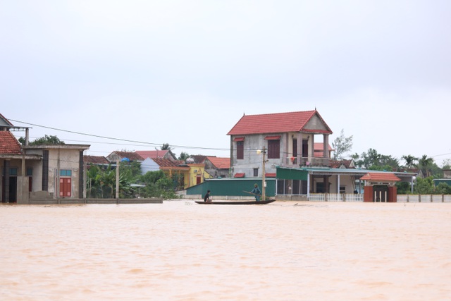 Lũ vẫn tiếp tục dâng, gần 13 ngàn ngôi nhà đã chìm sâu trong nước - 2 Lũ vẫn tiếp tục dâng, gần 13 ngàn ngôi nhà đã chìm sâu trong nước - 2
