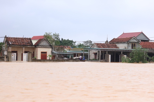 Lũ vẫn tiếp tục dâng, gần 13 ngàn ngôi nhà đã chìm sâu trong nước - 3 Lũ vẫn tiếp tục dâng, gần 13 ngàn ngôi nhà đã chìm sâu trong nước - 3