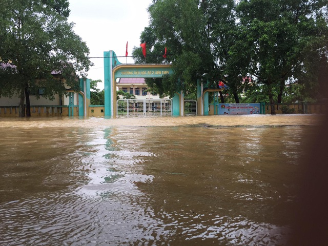 Lũ vẫn tiếp tục dâng, gần 13 ngàn ngôi nhà đã chìm sâu trong nước - 4 Lũ vẫn tiếp tục dâng, gần 13 ngàn ngôi nhà đã chìm sâu trong nước - 4