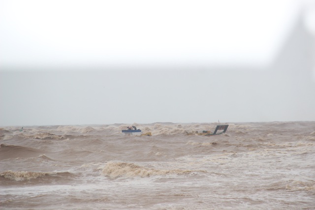 Thuyền cứu hộ bị chìm khi ra biển cứu 8 thuyền viên - 1 Thuyền cứu hộ bị chìm khi ra biển cứu 8 thuyền viên - 1