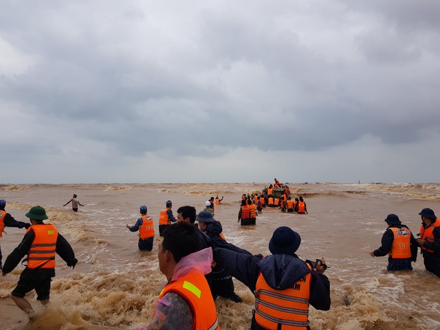 Thuyền cứu hộ bị chìm khi ra biển cứu 8 thuyền viên - 3 Thuyền cứu hộ bị chìm khi ra biển cứu 8 thuyền viên - 3