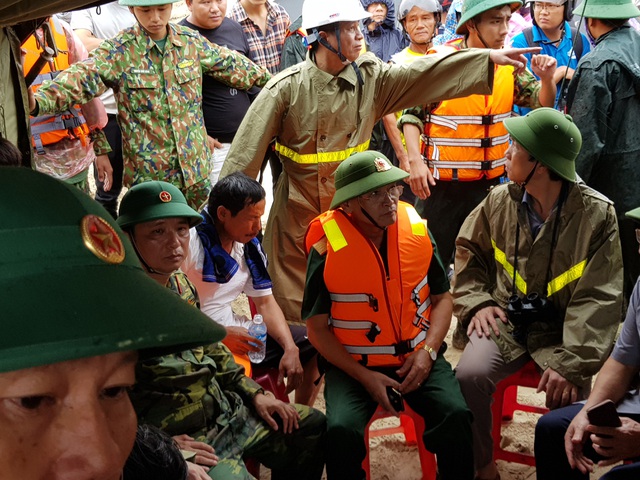 Thuyền cứu hộ bị chìm khi ra biển cứu 8 thuyền viên - 4 Thuyền cứu hộ bị chìm khi ra biển cứu 8 thuyền viên - 4