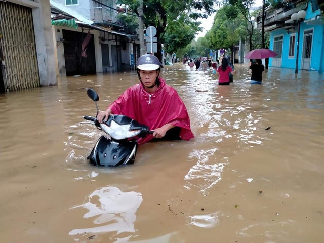 Thủy điện tiếp tục xả nước, Huế sẽ đón lũ lớn trong đêm - 1