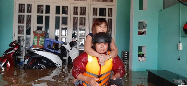 Thủy điện tiếp tục xả nước, Huế sẽ đón lũ lớn trong đêm - 8