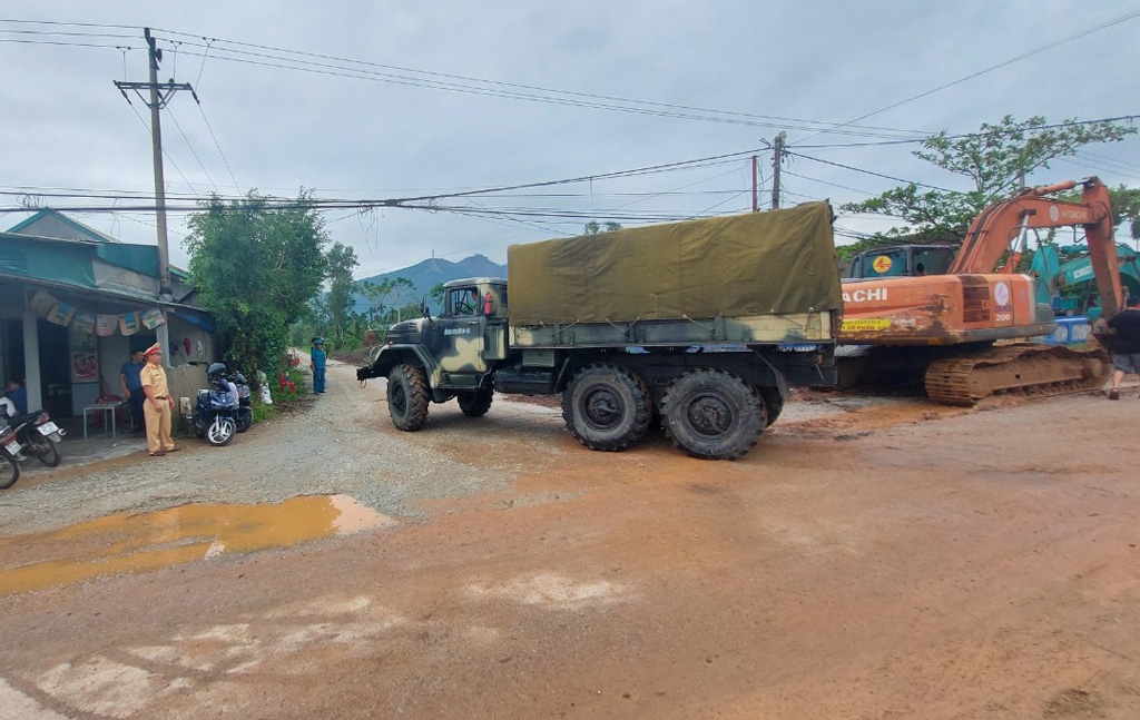 truc-thang-va-cong-binh-chay-dua-thoi-gian-vao-cuu-ho-o-thuy-dien-rao-trang-3-3