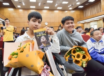 Rạng ngời đôi bạn "10 năm cõng bạn" tại lễ khai giảng Đại học Bách khoa Hà Nội