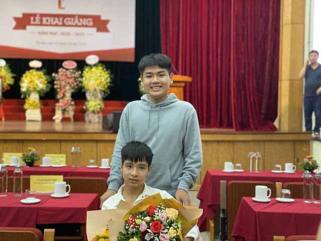 Rạng ngời đôi bạn 10 năm cõng bạn tại lễ khai giảng ĐH Bách khoa Hà Nội - 1