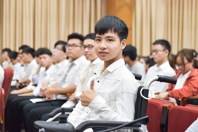 Rạng ngời đôi bạn 10 năm cõng bạn tại lễ khai giảng ĐH Bách khoa Hà Nội - 2