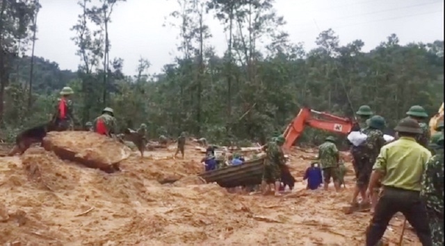 124 người chết và mất tích, hơn 121.000 nhà dân tại miền Trung vẫn chìm trong nước lũ