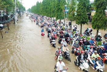 Đường phố Cần Thơ mênh mông như sông, dòng phương tiện "bì bõm" lội