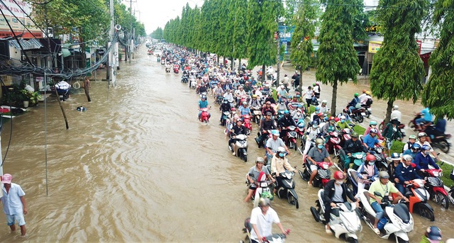 Đường phố Cần Thơ mênh mông như sông, dòng phương tiện bì bõm lội - 1
