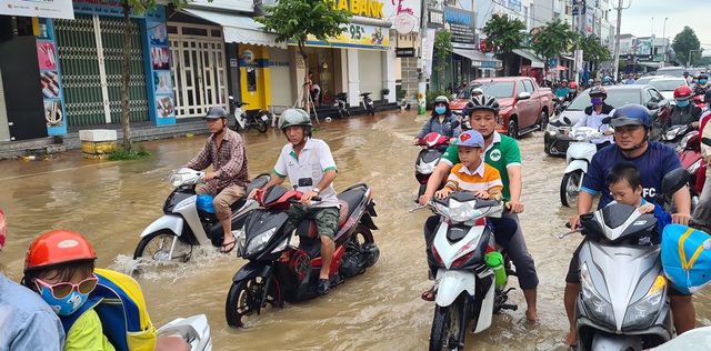 Đường phố Cần Thơ mênh mông như sông, dòng phương tiện bì bõm lội - 2