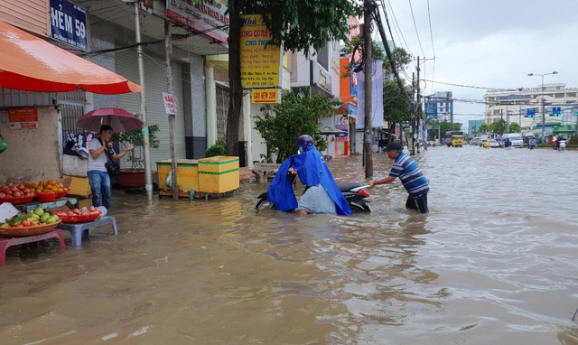 Đường phố Cần Thơ mênh mông như sông, dòng phương tiện bì bõm lội - 3