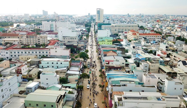 Đường phố Cần Thơ mênh mông như sông, dòng phương tiện bì bõm lội - 5