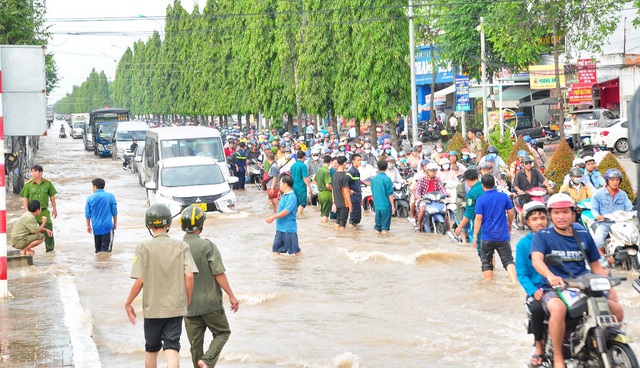 Đường phố Cần Thơ mênh mông như sông, dòng phương tiện bì bõm lội - 9