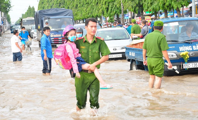 Đường phố Cần Thơ mênh mông như sông, dòng phương tiện bì bõm lội - 10
