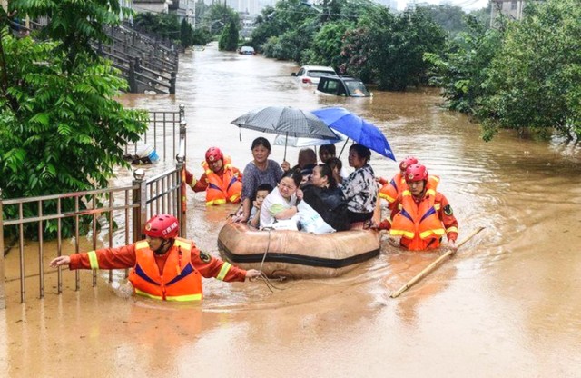 132 người chết và mất tích do mưa lũ, hơn 90.000 người dân miền Trung vẫn đang sơ tán