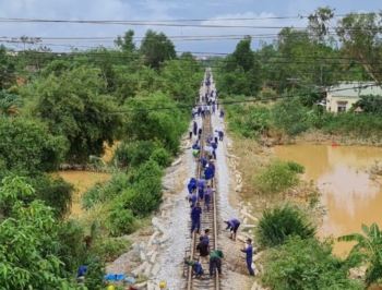 Đường sắt Bắc - Nam thông tuyến, sẵn sàng vận chuyển miễn phí hàng cứu trợ