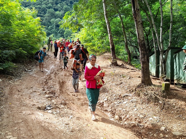Sơ tán hàng trăm hộ dân đến khu lán trại tập trung - 1