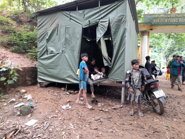 Để tránh thiệt hại do nguy cơ sạt lở đất ở các bản làng này, UBND huyện Kỳ Sơn đã tổ chức vận động người dân đến tránh trú tạm ở các khu sơ tán. Đồng thời tổ chức hỗ trợ lương thực thực phẩm ban đầu cho người dân.