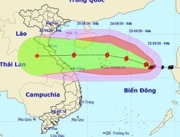 Bão số 8 giật cấp 13, hướng vào quần đảo Hoàng Sa và tiếp tục mạnh thêm