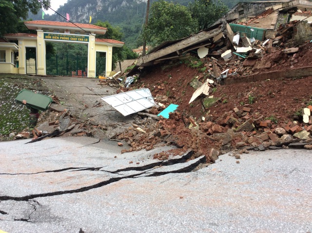 Điểm danh các đoạn đường ngập lụt, sạt lở tại miền Trung - 2