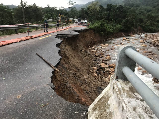 Điểm danh các đoạn đường ngập lụt, sạt lở tại miền Trung - 3