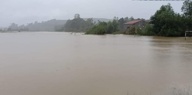 Hàng trăm hộ dân chạy lũ trong đêm - 1 Hàng trăm hộ dân chạy lũ trong đêm - 1