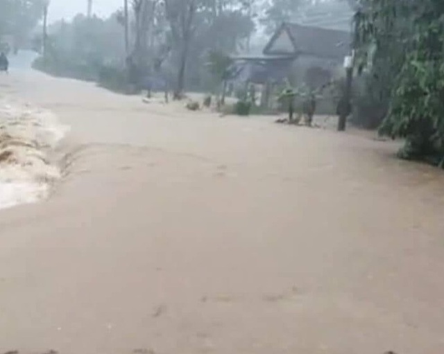 Hàng trăm hộ dân chạy lũ trong đêm - 6 Hàng trăm hộ dân chạy lũ trong đêm - 6