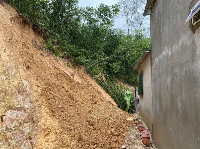 Hàng trăm hộ dân chạy lũ trong đêm - 10 Hàng trăm hộ dân chạy lũ trong đêm - 10