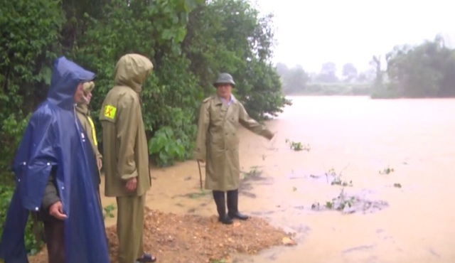 Hàng trăm hộ dân chạy lũ trong đêm - 12 Hàng trăm hộ dân chạy lũ trong đêm - 12