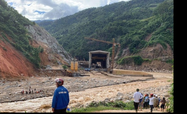 Lên phương án dùng trực thăng vào hiện trường vụ sạt lở vùi lấp 11 người - 5