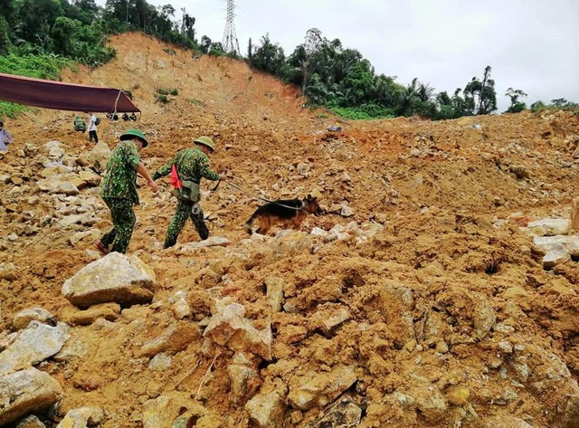 Người thân gào khóc giữa mênh mông sạt lở Rào Trăng - 5