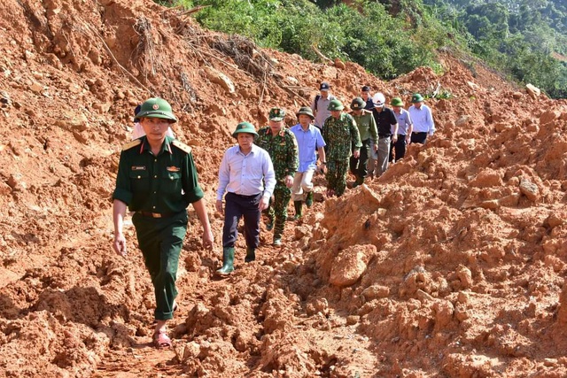 Người thân gào khóc giữa mênh mông sạt lở Rào Trăng - 1