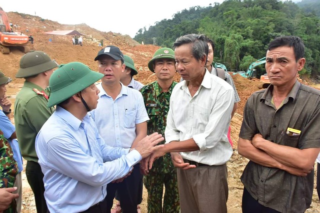 Người thân gào khóc giữa mênh mông sạt lở Rào Trăng - 3