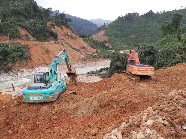 Người thân gào khóc giữa mênh mông sạt lở Rào Trăng - 8