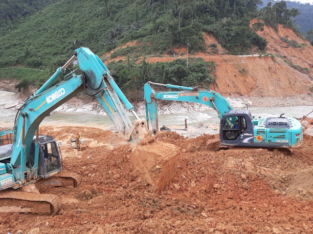 Người thân gào khóc giữa mênh mông sạt lở Rào Trăng - 6