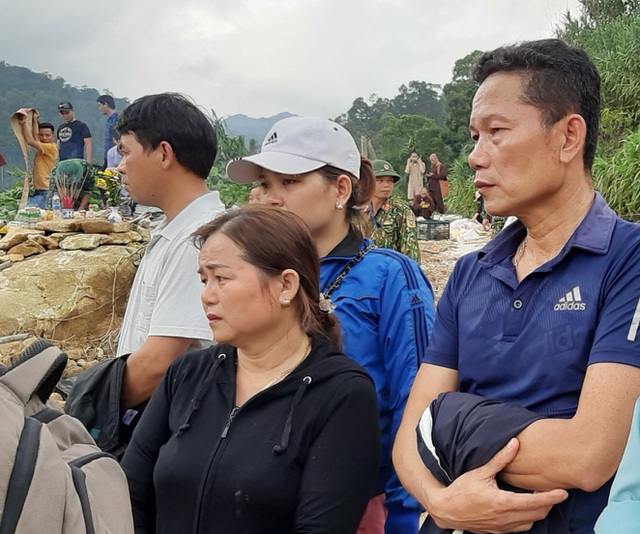 Người thân gào khóc giữa mênh mông sạt lở Rào Trăng - 4