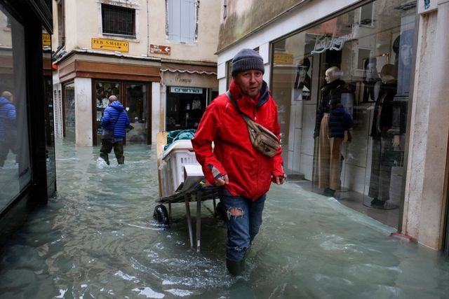 Triều cường lịch sử “nhấn chìm” Venice, người dân bơi trên đường phố trieu cuong lich su nhan chim venice nguoi dan boi tren duong pho