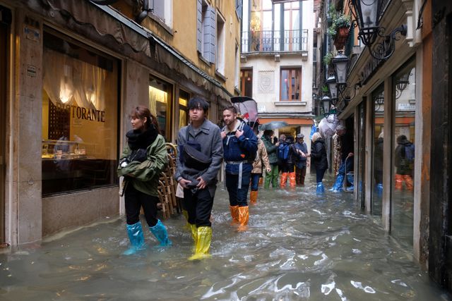 Triều cường lịch sử “nhấn chìm” Venice, người dân bơi trên đường phố trieu cuong lich su nhan chim venice nguoi dan boi tren duong pho