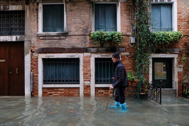 Triều cường lịch sử “nhấn chìm” Venice, người dân bơi trên đường phố trieu cuong lich su nhan chim venice nguoi dan boi tren duong pho