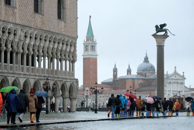 Triều cường lịch sử “nhấn chìm” Venice, người dân bơi trên đường phố trieu cuong lich su nhan chim venice nguoi dan boi tren duong pho