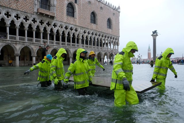 Triều cường lịch sử “nhấn chìm” Venice, người dân bơi trên đường phố trieu cuong lich su nhan chim venice nguoi dan boi tren duong pho