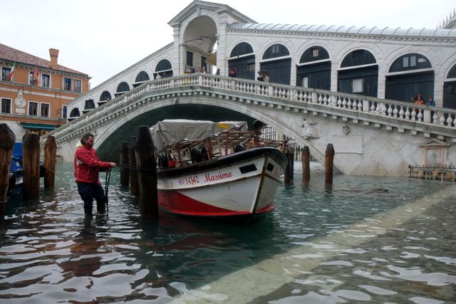 Triều cường lịch sử “nhấn chìm” Venice, người dân bơi trên đường phố trieu cuong lich su nhan chim venice nguoi dan boi tren duong pho