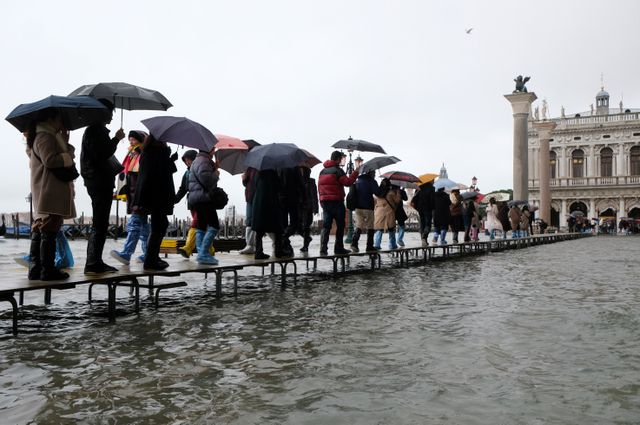 Triều cường lịch sử “nhấn chìm” Venice, người dân bơi trên đường phố trieu cuong lich su nhan chim venice nguoi dan boi tren duong pho