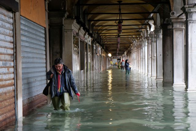 Triều cường lịch sử “nhấn chìm” Venice, người dân bơi trên đường phố trieu cuong lich su nhan chim venice nguoi dan boi tren duong pho