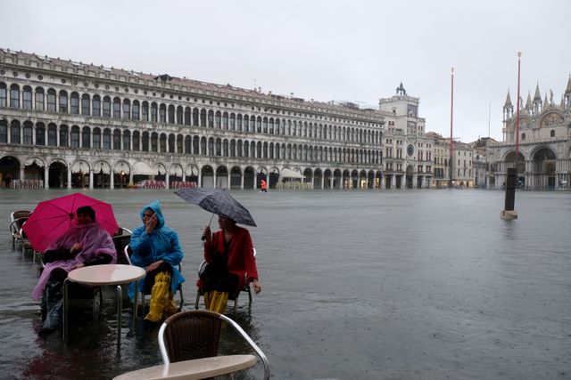 Triều cường lịch sử “nhấn chìm” Venice, người dân bơi trên đường phố trieu cuong lich su nhan chim venice nguoi dan boi tren duong pho